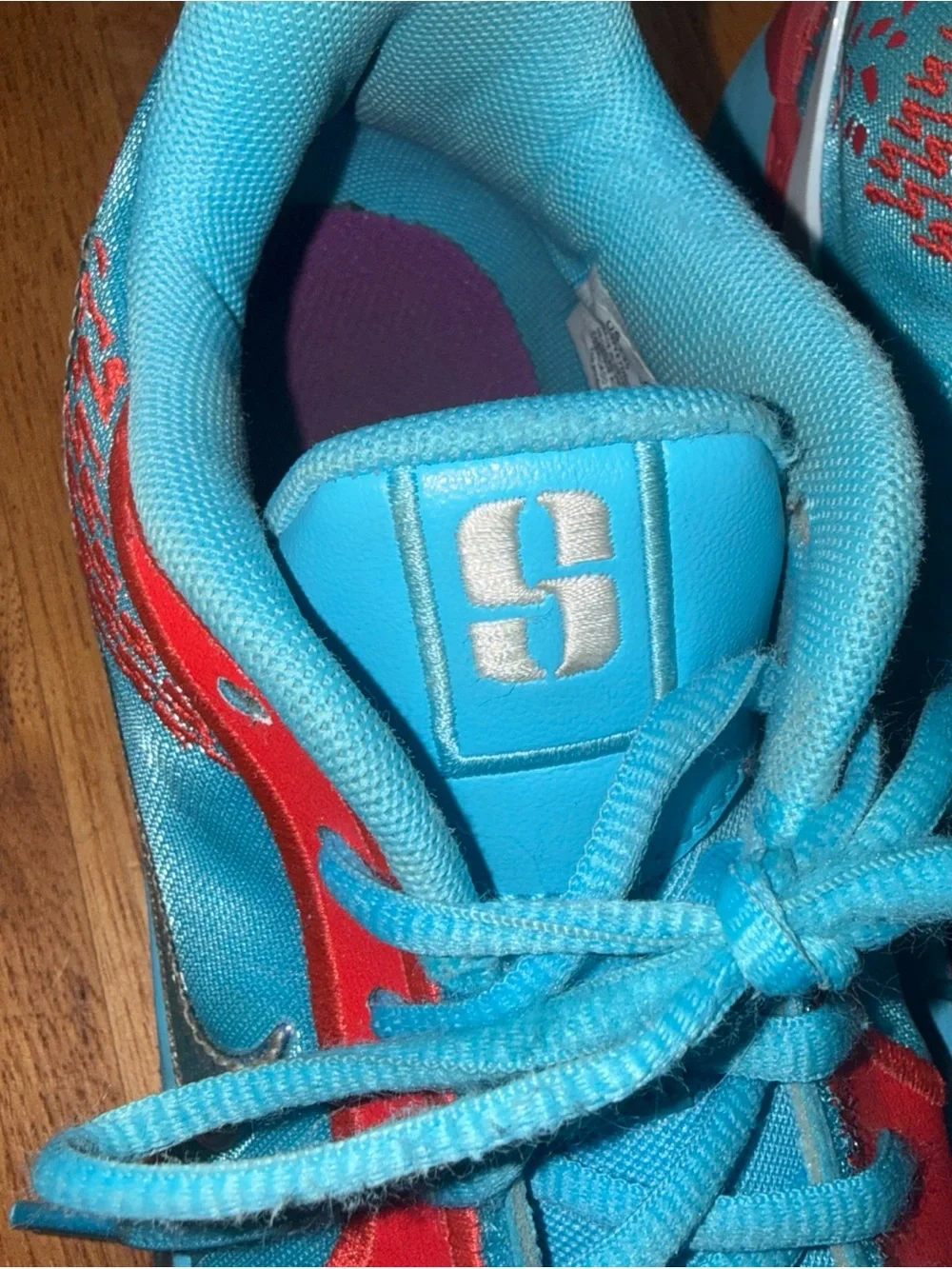 Nike Kids Low-Top Sneakers in Turquoise and Red with White Swoosh